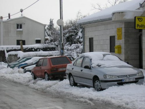 Vozila se ostavljaju kod po�te jer se uzbrdo prema Tuzbelju te�ko mo�e pro�i...