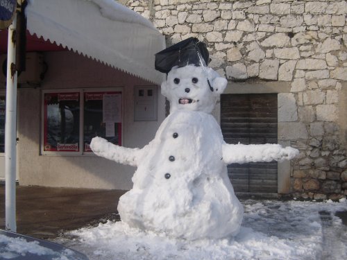 Snje�ko pred Zavalom visine preko 2 m-boce od piva kao o�i, usta, dugmad i slomljeni ki�bran kao kapa...