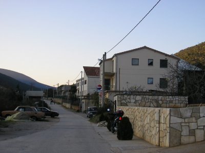 pogled od crkve prema �koli