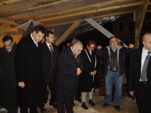 Predsjednik RH Stipe Mesi� razgleda ostatke rimskog kupali�ta