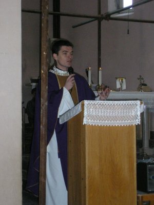 don Mario Volarevi� za vrijeme propovijedi
