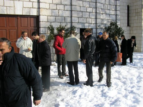 nakon mise, ispred crkve...