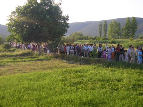 procesija ide od crkve Svetog Vida prema krivini