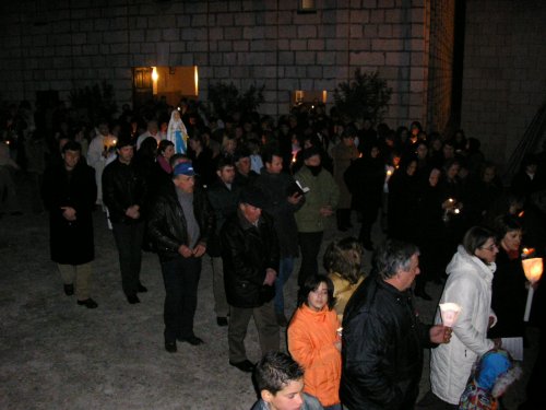 procesija ispred crkve...