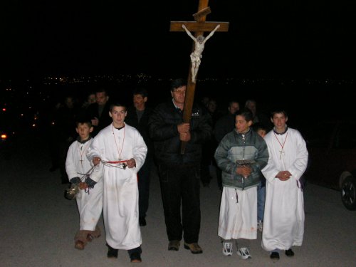 Kri� na �elu procesije...