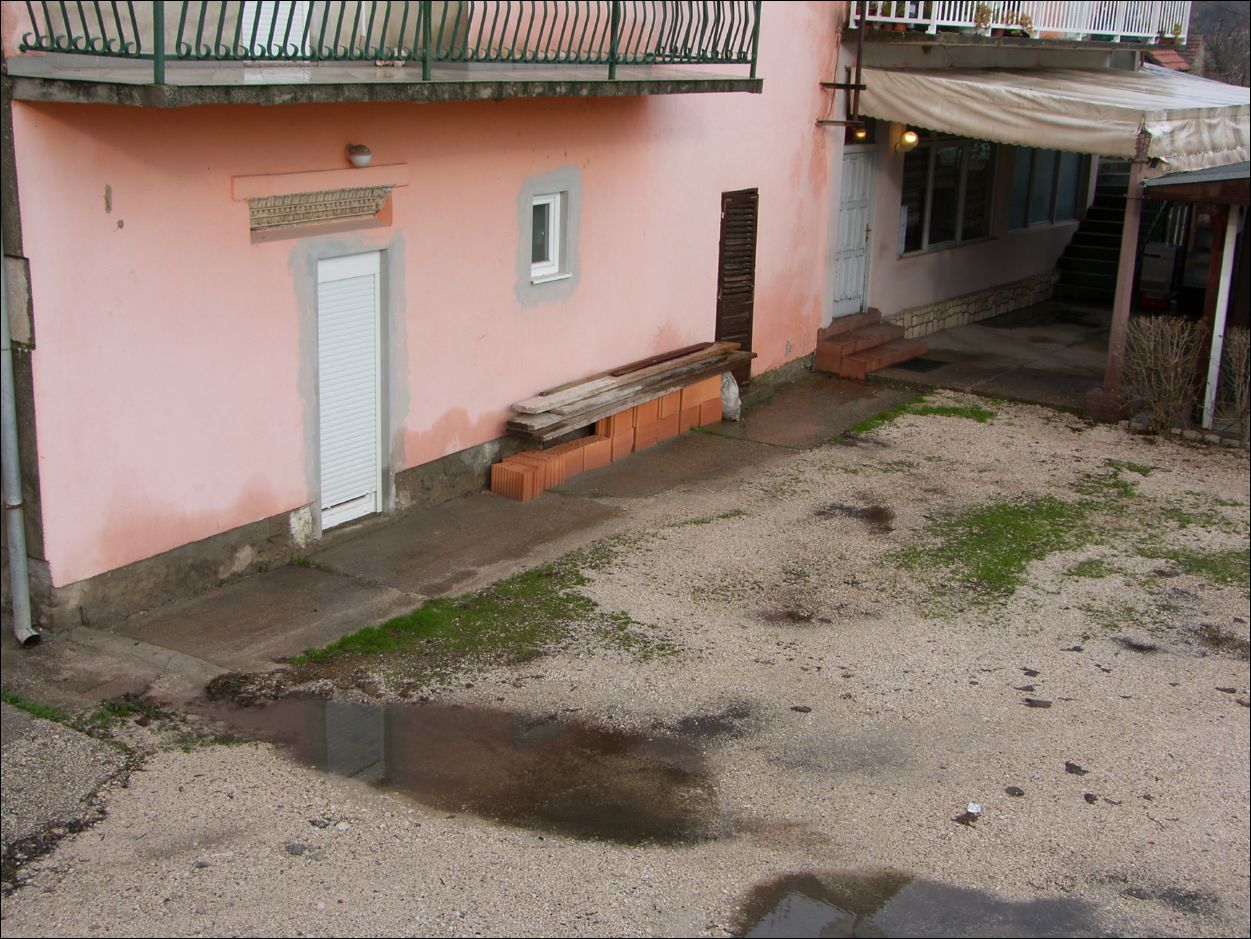 (02)