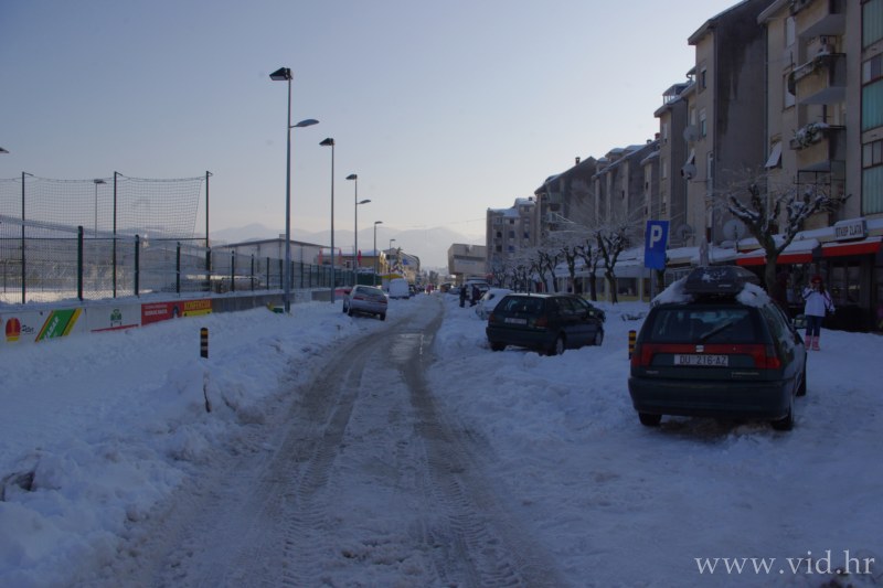 (33)