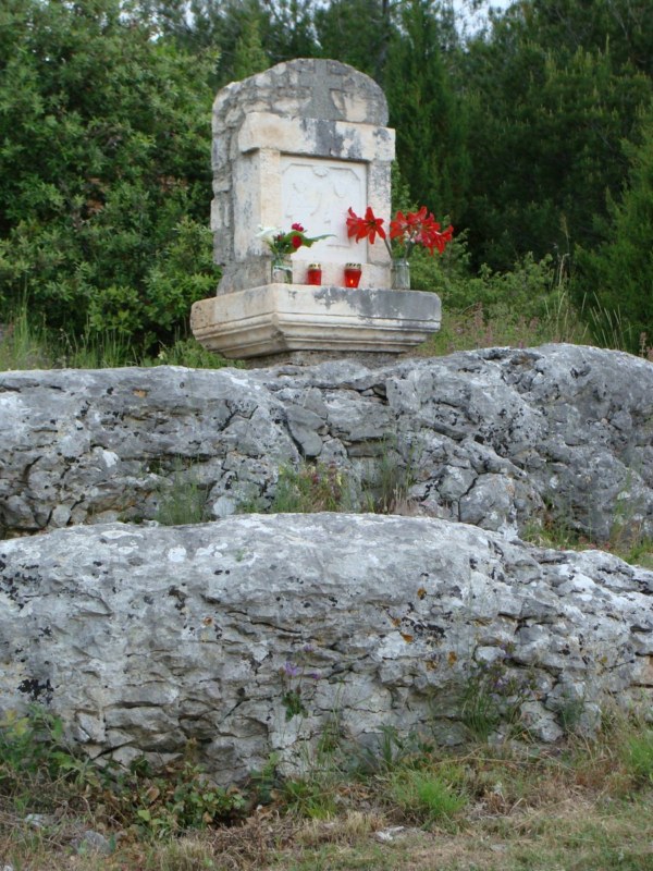 (09)