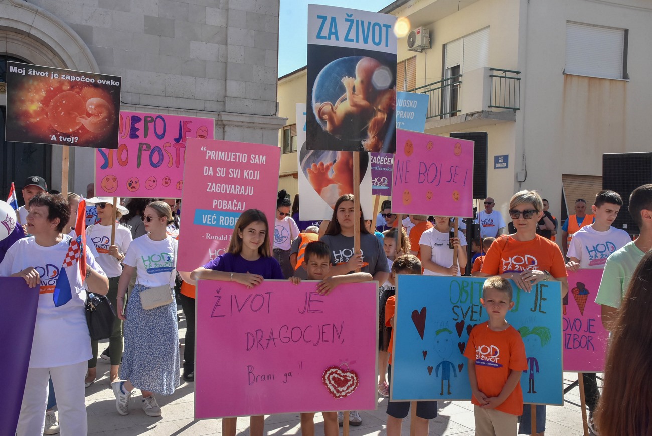 (9)