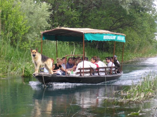 stižu turisti u lađi...