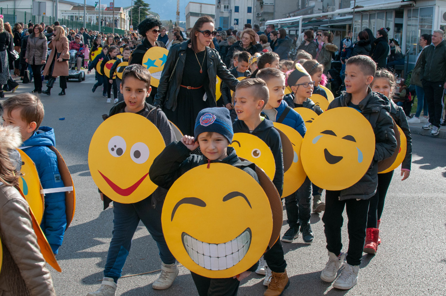 (44)