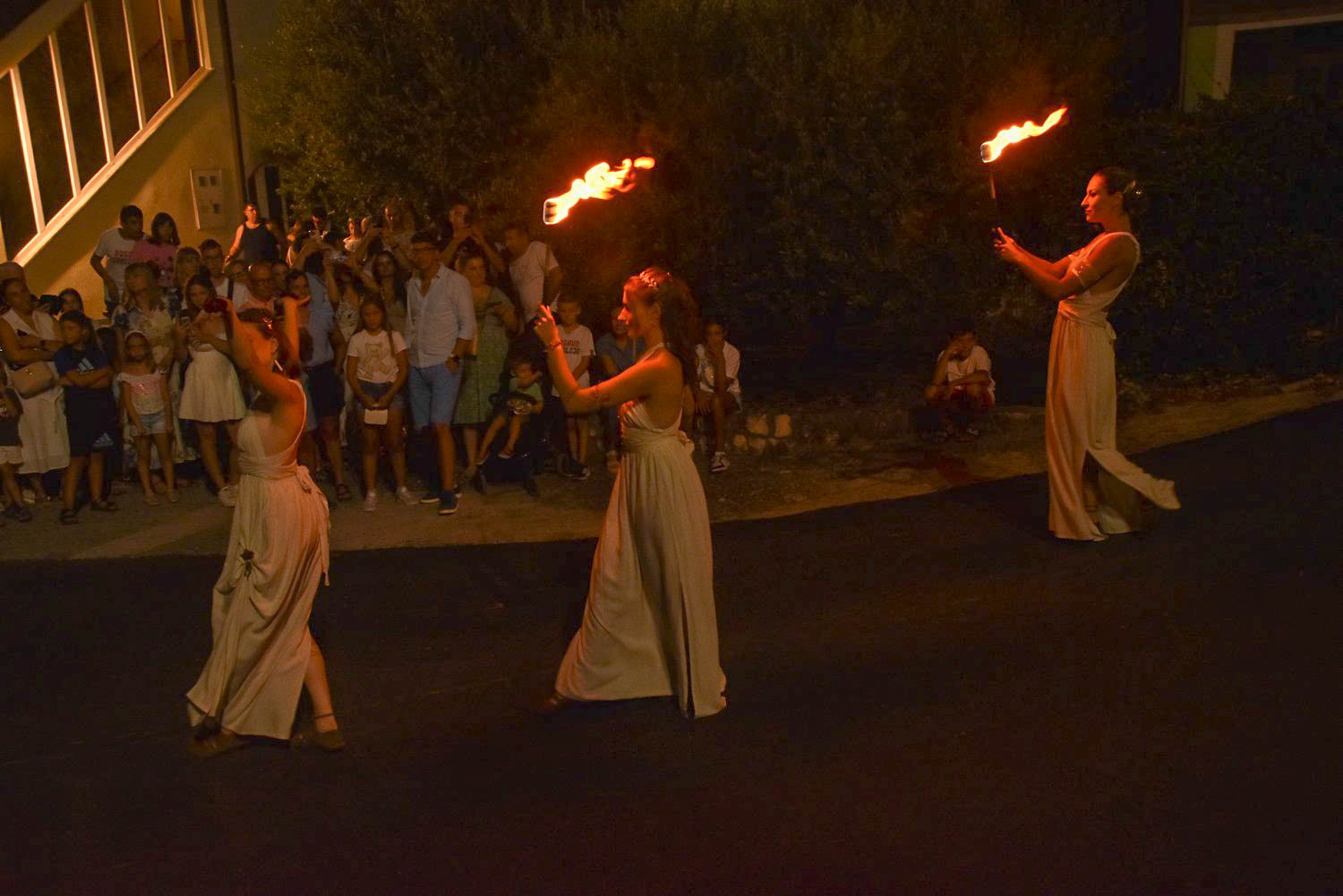 (32)