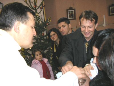 don Ivan Ke�ina krsti ne�aka Antonija