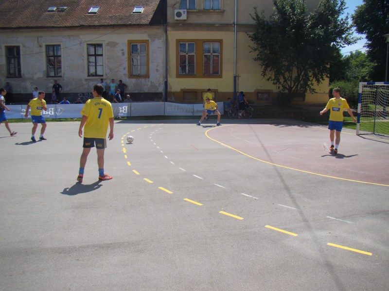 (4)