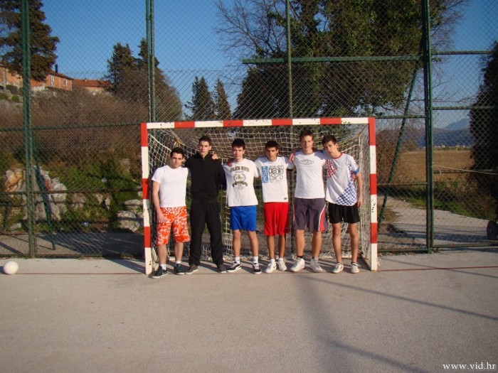 (08)